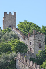 Fototapeta na wymiar starożytnego zamku średniowiecznych murów Marostica z wieżami