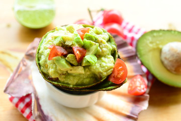 Guacamole in der Avocadoschale