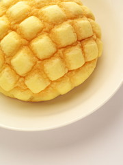 白い皿とメロンパン