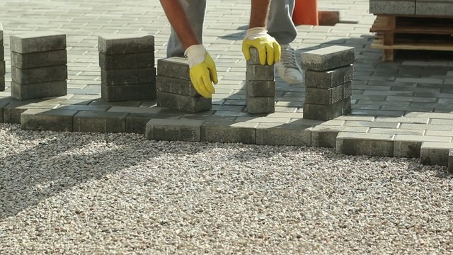 muratore posa mattoni ad incastro
