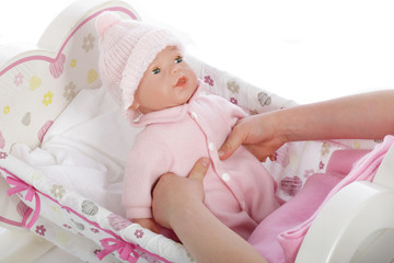enfant fille jouant avec poupée