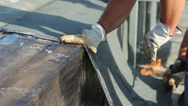 Operai coibentano il tetto