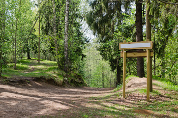 Fototapeta na wymiar Drewniana deska na naturalnym szlaku znak. W. park leśny