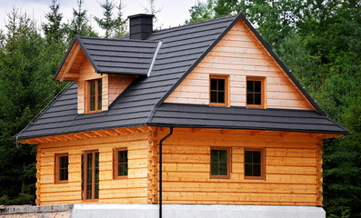 Fototapeta na wymiar Drewniany dom w trakcie budowy, architektury i technologii