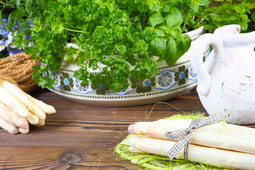 Spargel und Kräuter