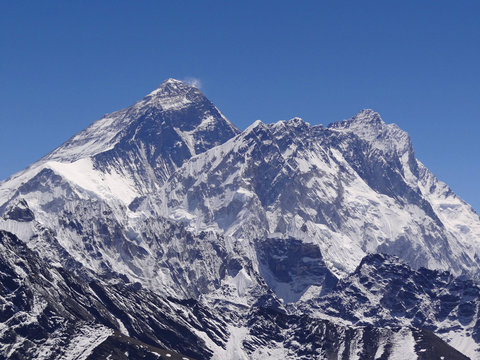 Mont Everest 8848m et Mont Nupste 7161m depuis le Renjo Pass