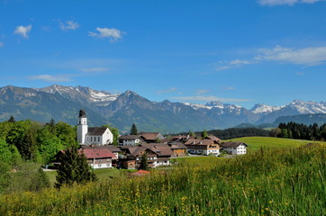 Dorf, Berge, Kirche