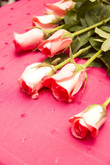 Flor, rosa decorativa en mesa, fiesta, evento, festejo.
