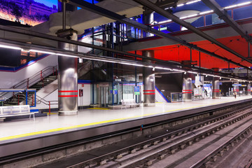 Naklejka premium Metro w Madrycie - stacja na lotnisku
