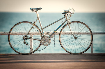 Fototapeta na wymiar old bicycle at sea side
