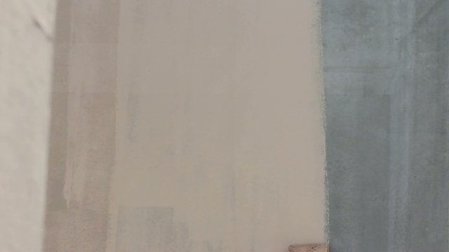 Pittura di un muro con rullo