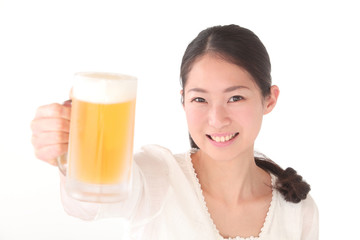 乾杯する若い女性