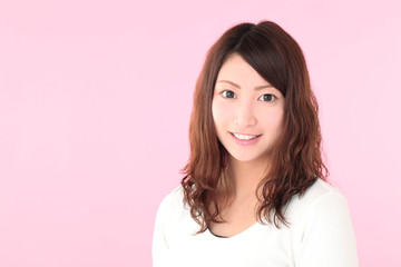 Fototapeta premium 笑顔の若い女性