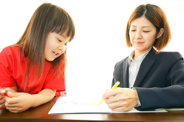 勉強を楽しむ女の子