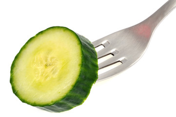 Rondelle de concombre piquée sur une fourchette