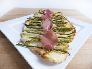 Flammkuchen Holzbrett Querschnitt