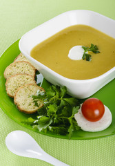 Vegetable cream soup with crackers