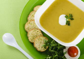 Vegetable cream soup with crackers