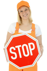 Freundliche Bauarbeiterin mit Stop-Schild