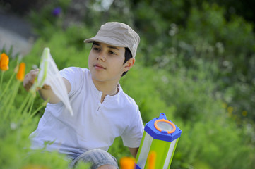 Enfant observant la nature avec une loupe