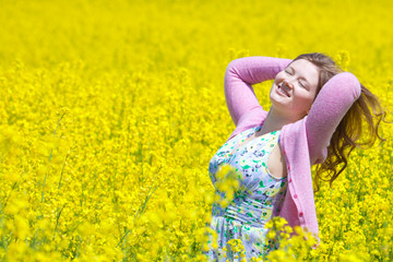 Fototapeta premium frau im blumenfeld