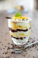 Cremedessert mit Mango und Schokolade