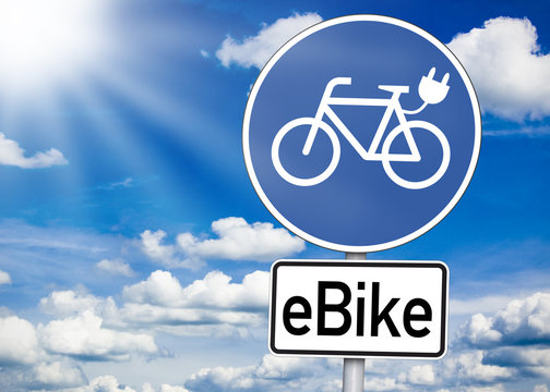 Verkehrsschild mit E-Bike