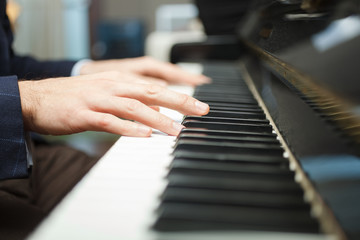 Obraz premium Man playing piano