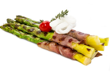 Мясные рулеты со спаржей и ананасом