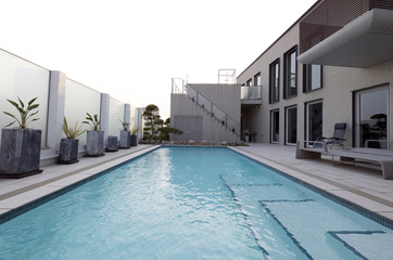 プールのある豪邸-6