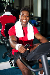 Fit man training in a fitness club