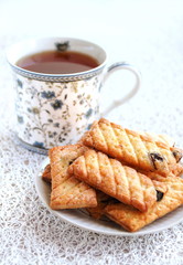 Crispy sugared cookies with raisins
