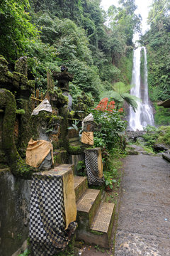 Cascata e tempio a Gitgit sull'isola di Bali