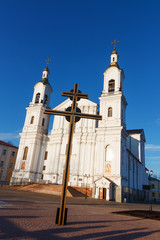 Fototapeta na wymiar Katedra Wniebowzięcia NMP i krzyż wielki.