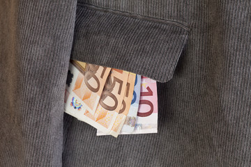 Euroscheine stecken in der Tasche von einem Jacket