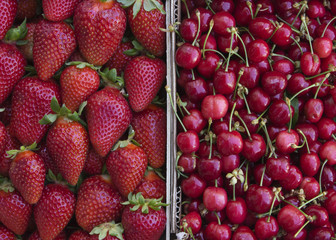 Fruta roja en el mercado