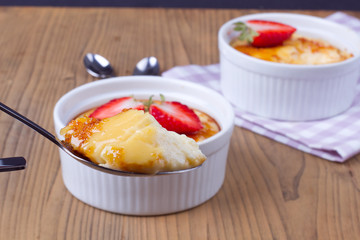 Creme brulee with strawberry