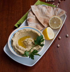 Hummus with pita bread and lemon