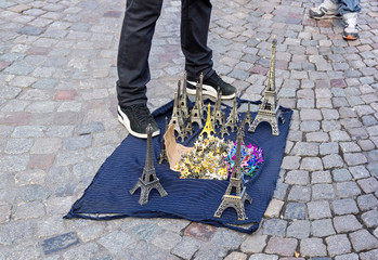 vendeur de souvenirs de Paris, Tour Eiffeil (Paris France)