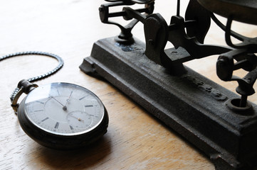 古い懐中時計と天秤