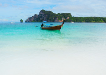 Plakat Longtail boat on the sea tropical beach
