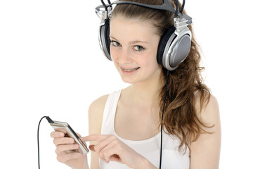 Jugendliche hört Musik über MP3-Player