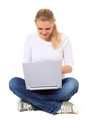 Attraktive Frau mit Laptop