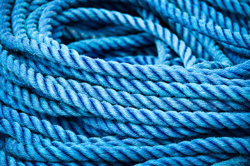 Cordage bleu enroulé