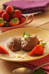 Mousse au chocolat mit Erdbeeren garniert