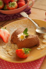 Mousse au chocolat mit Mandelblättchen