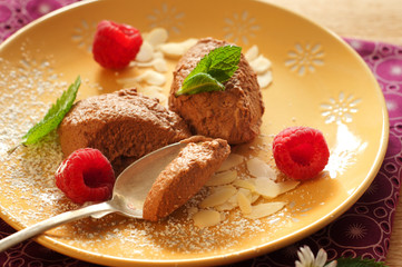 Schokomousse mit Himbeeren