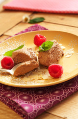 Mousse au chocolat mit Himbeeren
