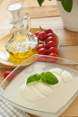Mozzarella mit Öl und Tomaten