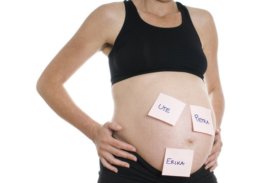 Schwangere Frau mit Post-its für Mädchennamen